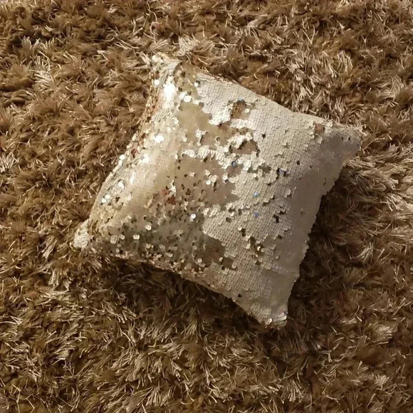 𝅺DECORS sparking sequined pillow - Picture 1 of 3